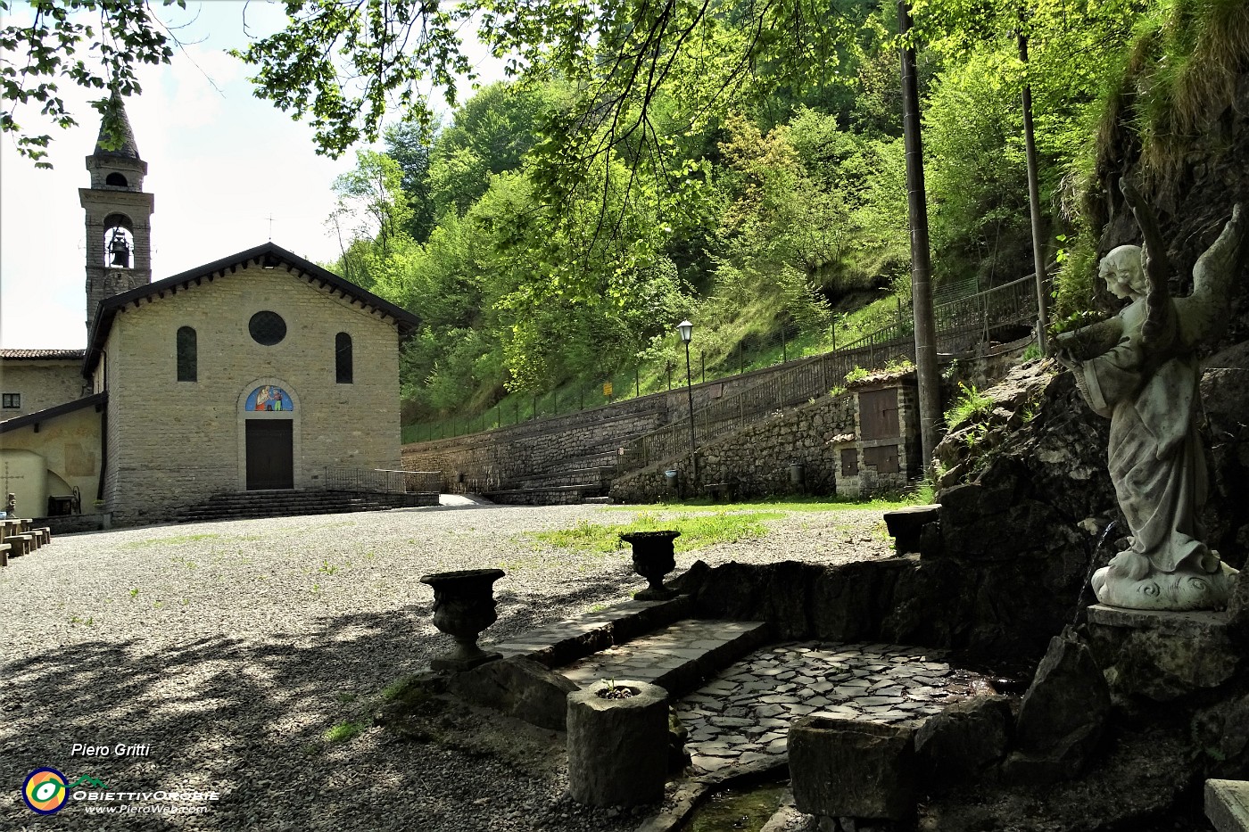 82 Santuario Madonna del Perello, sagrato rivolto a sud.JPG